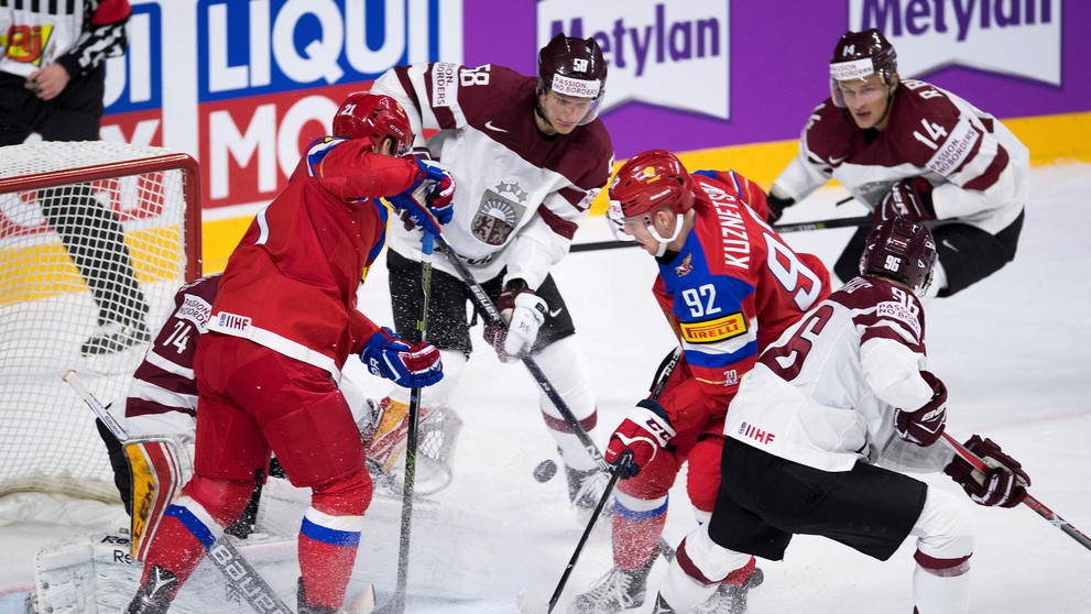 Rusi Alexander Barabanov (vľavo) a Jevgenij Kuznecov útočia na bránku Lotyšska v stretnutí MS 2017.