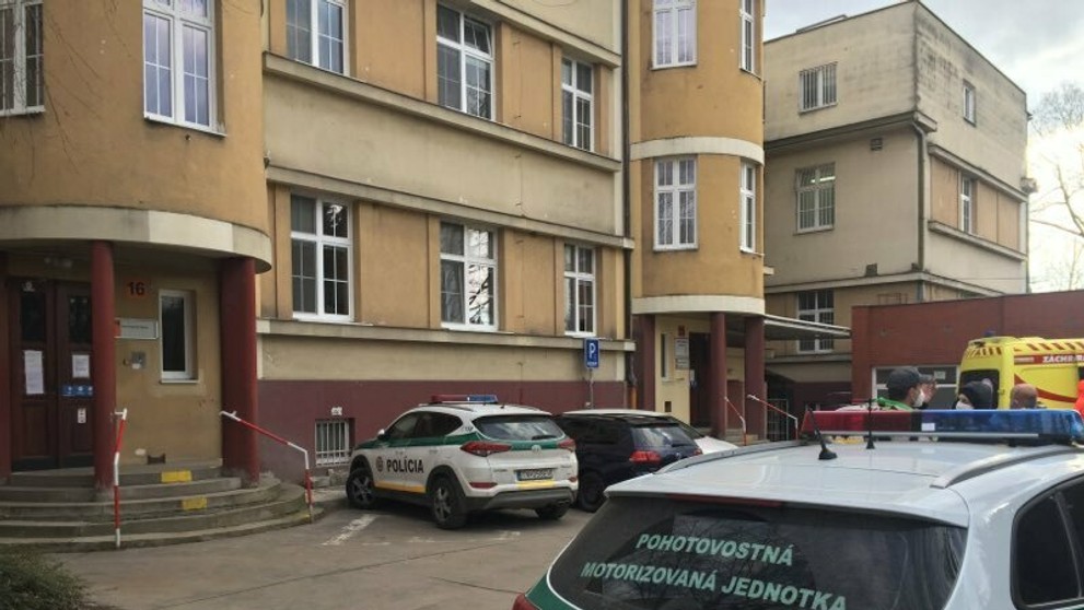 Policajné autá a sanitka pred trenčianskou nemocnicou, kde je hospitalizovaná Monika Jankovská.