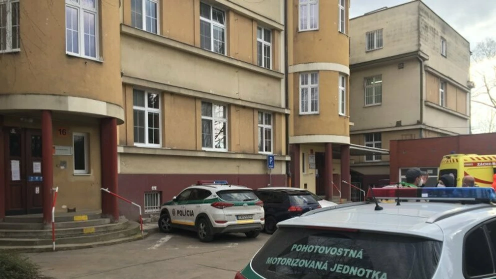 Policajné autá a sanitka pred trenčianskou nemocnicou, kde je hospitalizovaná Monika Jankovská.