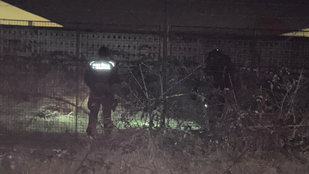 Krátko po udalosti policajti prehľadávali okolie miesta streľby.