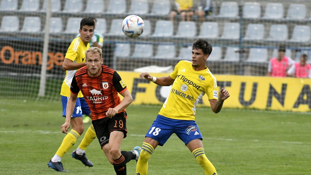 Zľava Lukáš Fabiš z MFK Ružomberok a hráč Zemplín Michalovce Alejandro Mendez v zápase 8. kola Fortuna ligy.