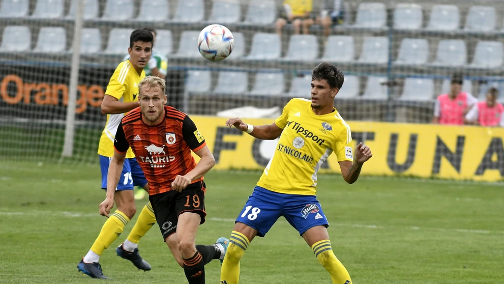 Zľava Lukáš Fabiš z MFK Ružomberok a hráč Zemplín Michalovce Alejandro Mendez v zápase 8. kola Fortuna ligy.