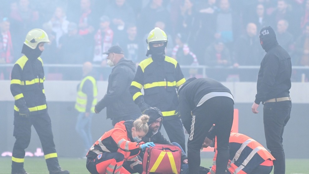 Záchranári ratujú zraneného v derby zápase Trnavy so Slovanom.