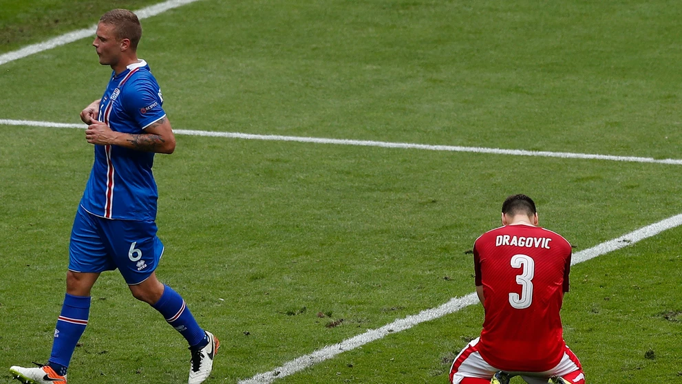 Hráč Rakúska Aleksandar Dragovič sa drží za hlavu po nepremenenom pokutovom kope v dueli proti Islandu