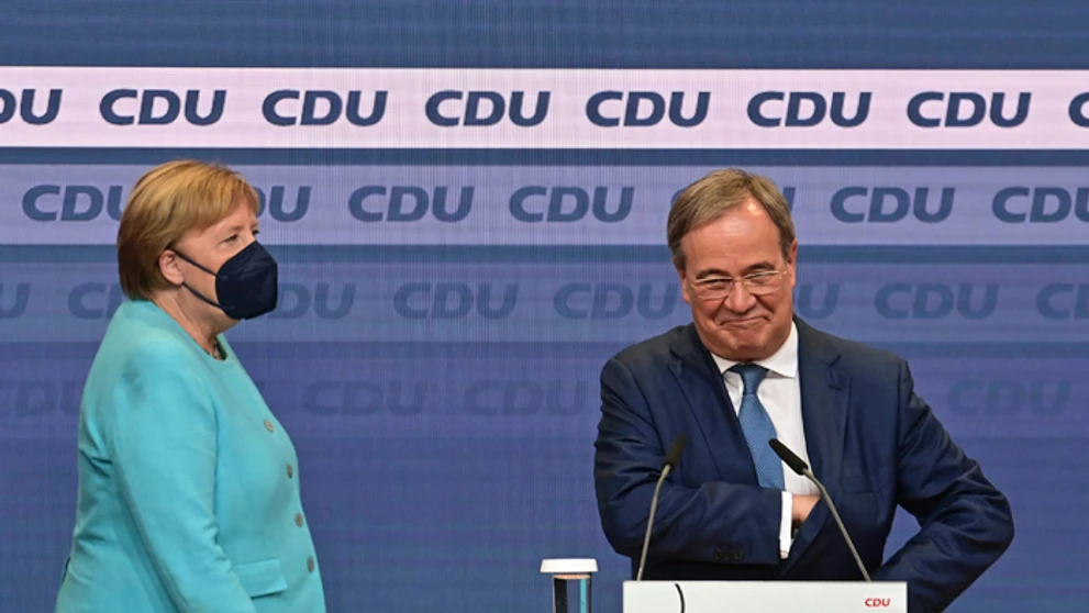 Odchádzajúca kancelárka Angela Merkelová a kandidát na jej post z Kresťanskodemokratickej únie (CDU) Armin Laschet.