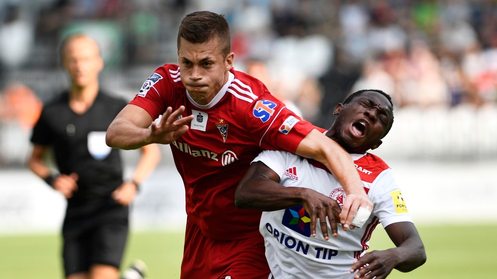 Zľava Adam Wolniewicz zo Zabrze a Trenčan Philip Azango v odvete 2. predkola EL.
