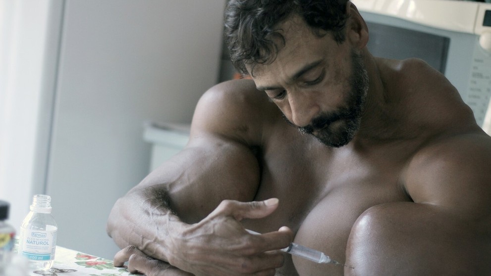 Aplikácia oleja do svalu.