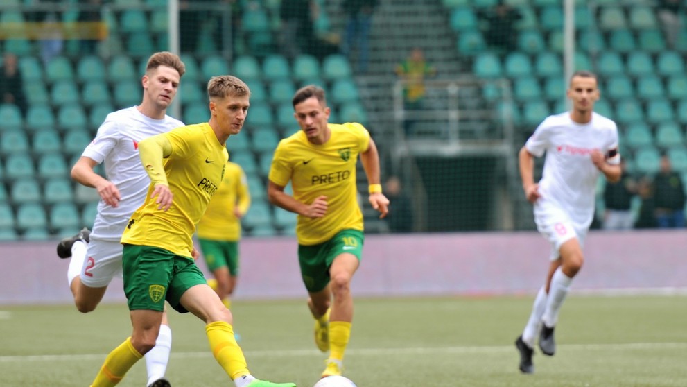 Patrik Myslovič (Žilina) a vľavo Richard Župa (Liptovský Mikuláš) počas 11. kola Fortuna ligy.