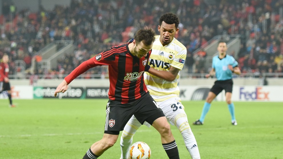 Vľavo Davit Skhirtladze z Trnavy bojuje o loptu s Jailsonom z Fenerbahce v dueli EL.