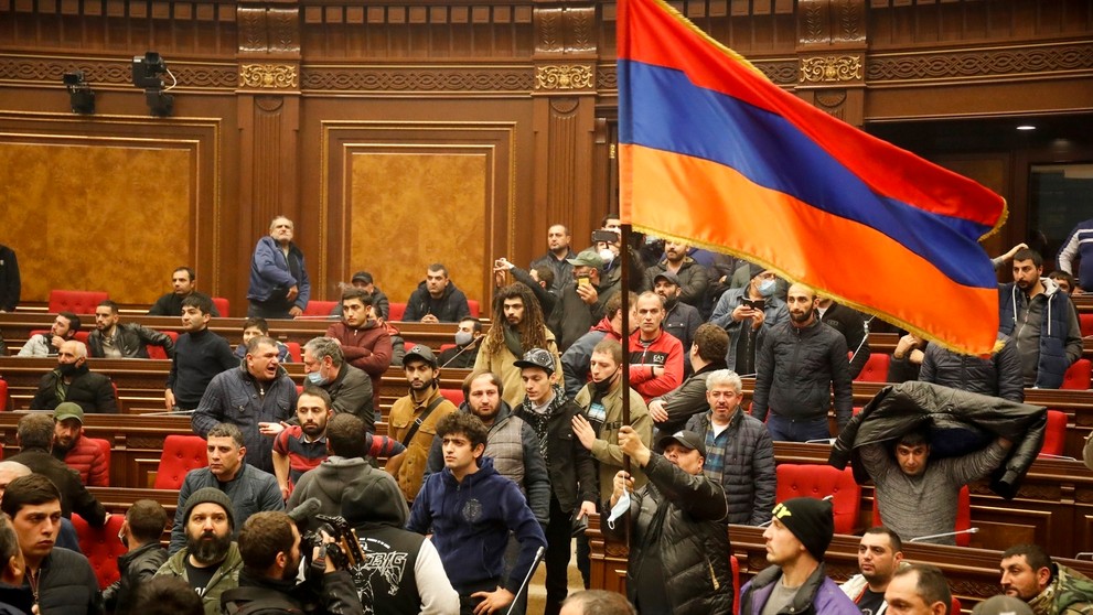 Ľudia protestujú proti podpísaniu dohody o ukončení vojny v Karabachu po tom, čo sa vlámali do budovy parlamentu.