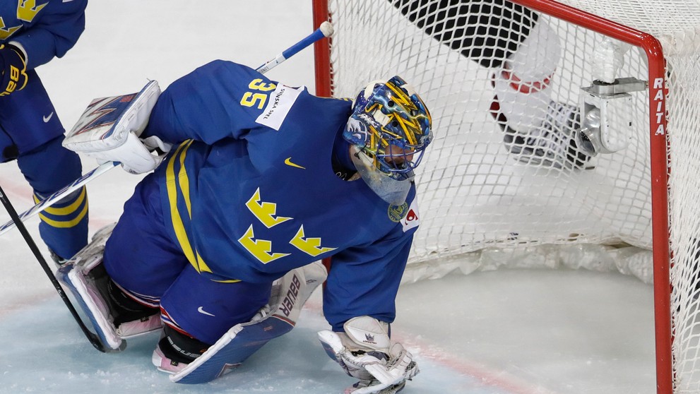 Gólman Švédska Henrik Lundqvist reaguje po inkasovanom góle vo štvrťfinále MS 2017 proti Švajčiarsku.