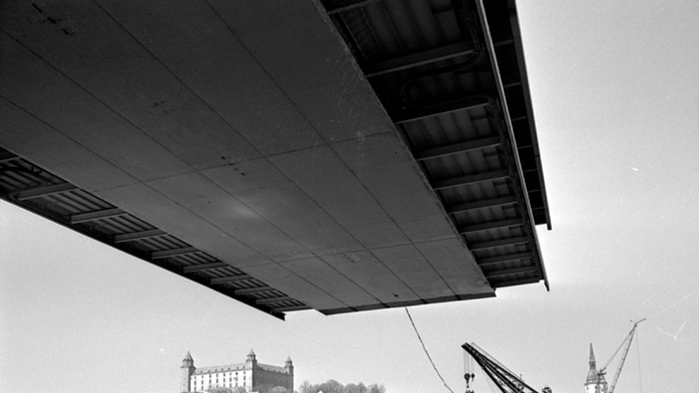 Na archívnej snímke z 28. apríla 1971 časť mostnej konštrukcie sa týči nad Dunajom.