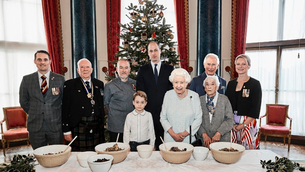 Štyri generácie v Buckinghamskom paláci varia vianočný puding.