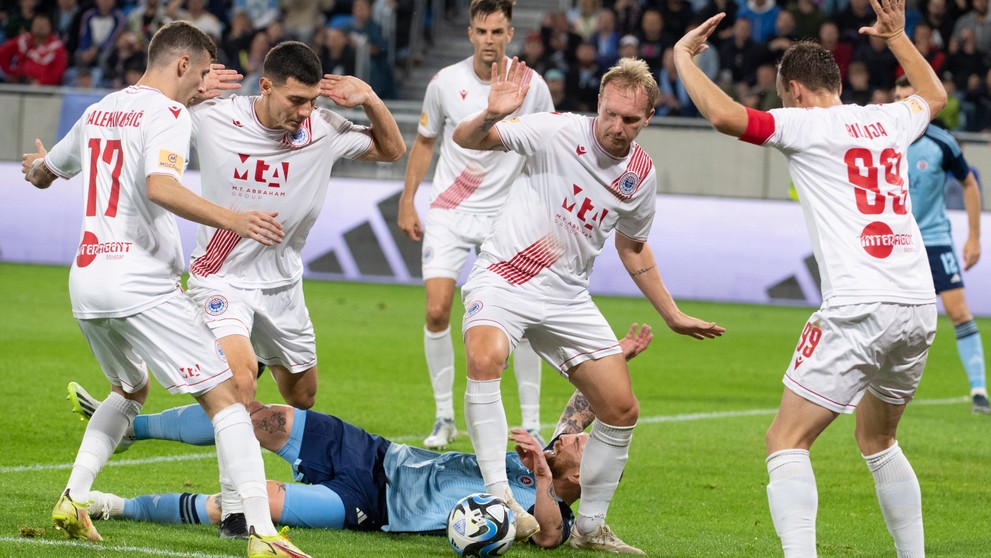 Na snímke Guram Kašia (ŠK Slovan)  leží na trávniku.