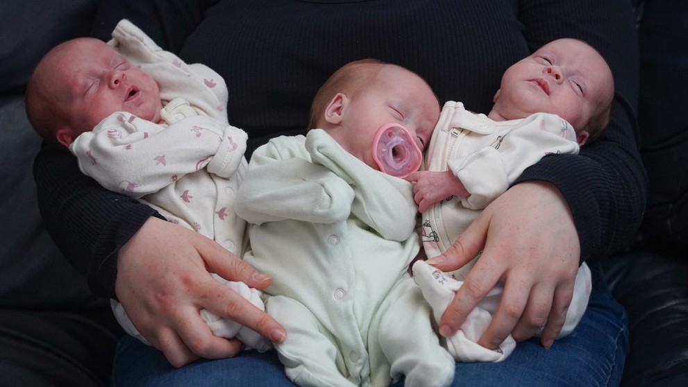 Britským manželom sa narodili Identické trojčatá.