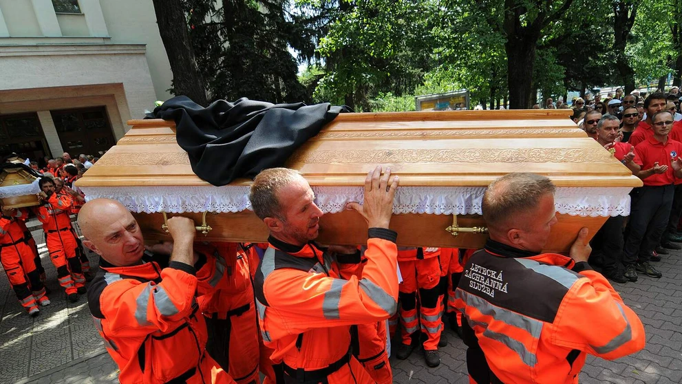 Na snímke leteckí záchranári vynášajú rakvu s pozostatkami svojho kolegu počas rozlúčky