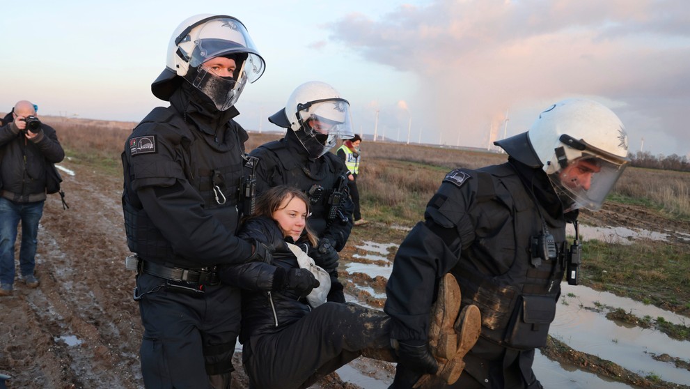 Policajti vyniesli z obce Lützerath klimatickú aktivistku Gretu Thunbergovú počas protestu proti rozšíreniu bane.