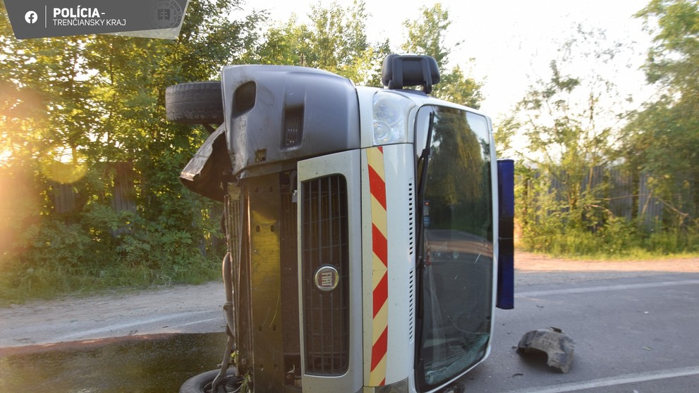 Prevrátená sanitka za obcou Streženice.