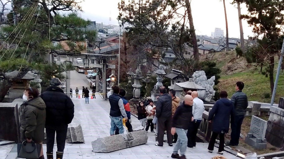 Poškodená brána v meste Kanazawa.