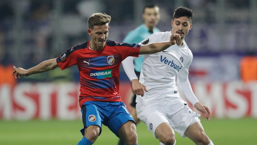 Patrik Hrošovský (vľavo) z Viktorie Plzeň v súboji o loptu s Tarkanom Serbestom z Austrie Viedeň v dueli EL.