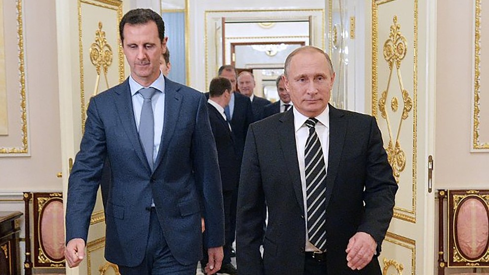 Na archívnej snímke z roku 2017 Sýrsky prezident Bašár Asad s ruským náprotivkom Vladimirom Putinom počas návštevy Kremľa.