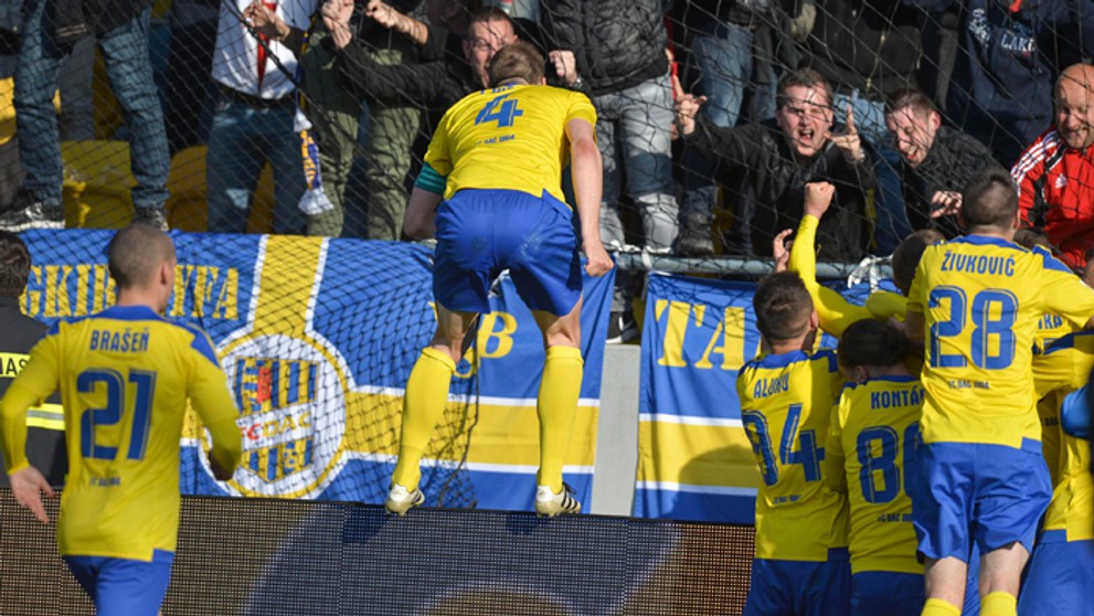 Futbalisti DAC Dunajskej Stredy sa tešia po strelení gólu Slovanu.