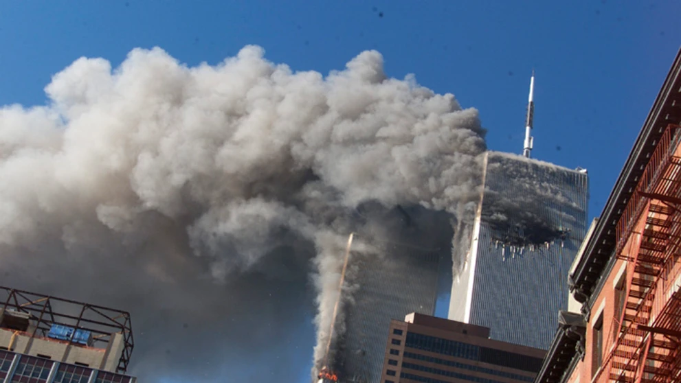 Na snímke z 11. septembra 2001 v New Yorku dym stúpa z dvojičiek Svetového obchodného centra.