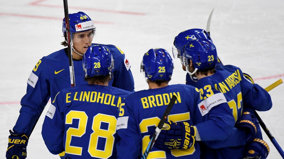 Švédski hráči sa radujú po úvodnom góle.
