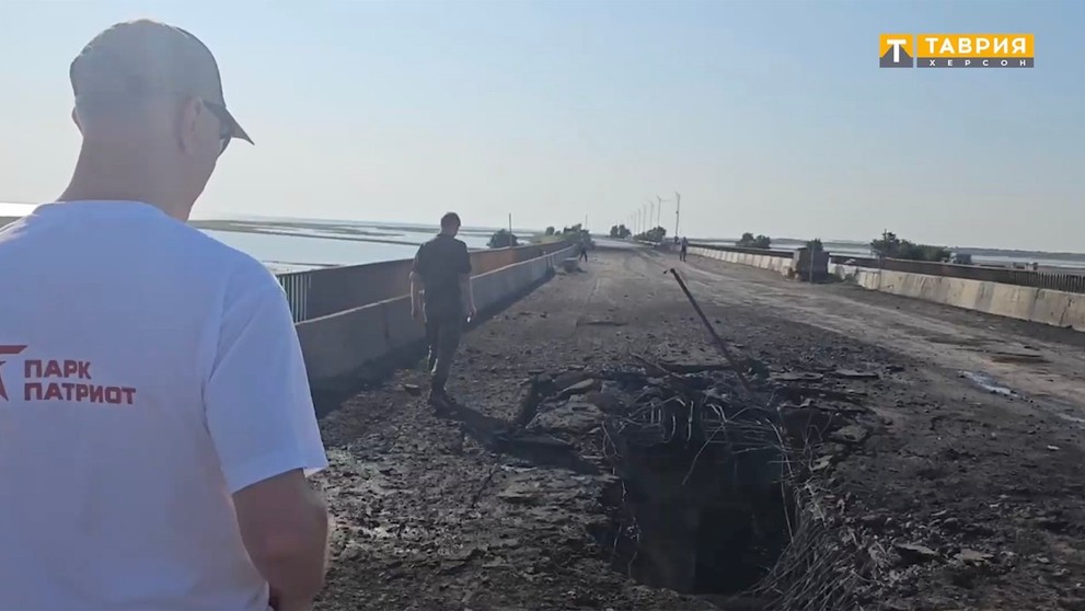 Poškodený most na Krym po zásahu raketou.