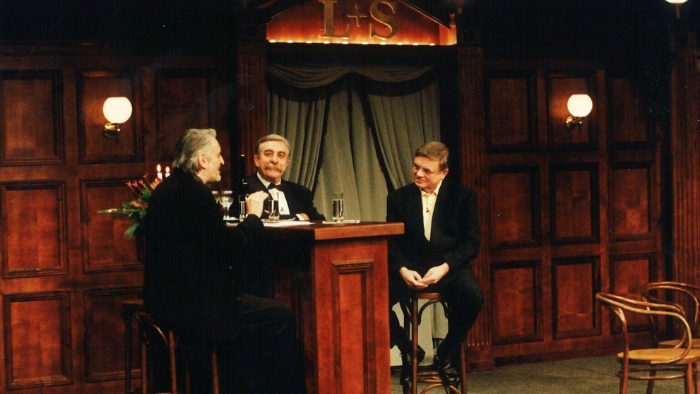 Všetci sú za dverami