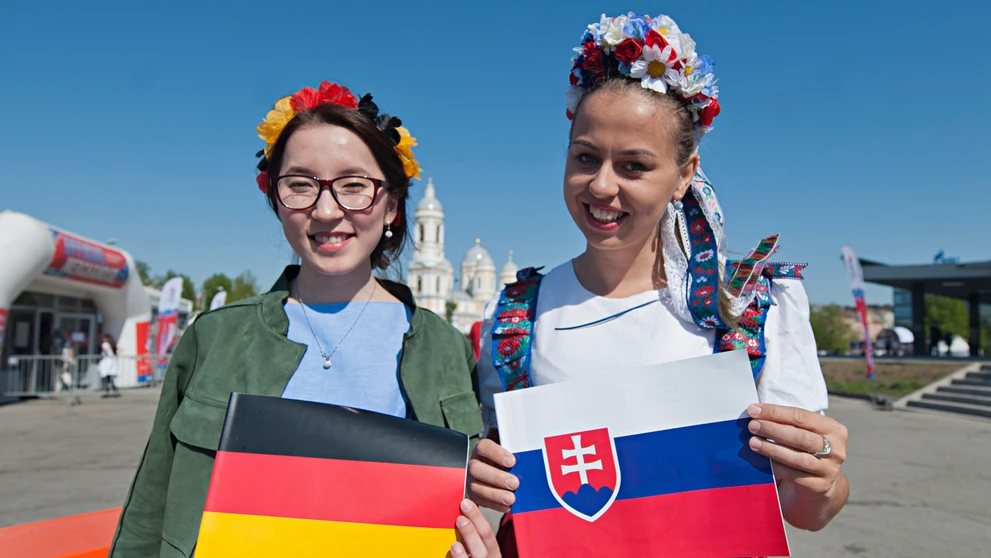 Slovenská a nemecká fanúšička pred zápasom MS v ľadovom hokeji v Petrohrade.