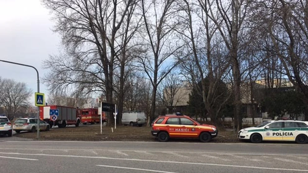 Na mieste zasahujú hasiči, policajti aj záchranári.