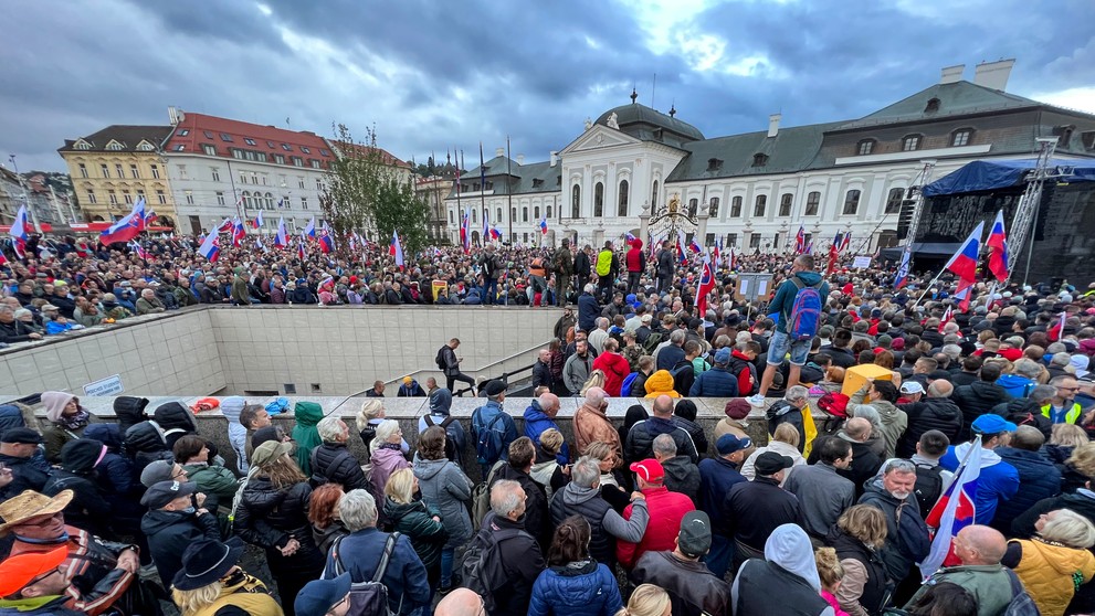 Účastníci protivládneho stretnutia občanov SR na Hodžovom námestí 20. septembra 2022 v Bratislave.