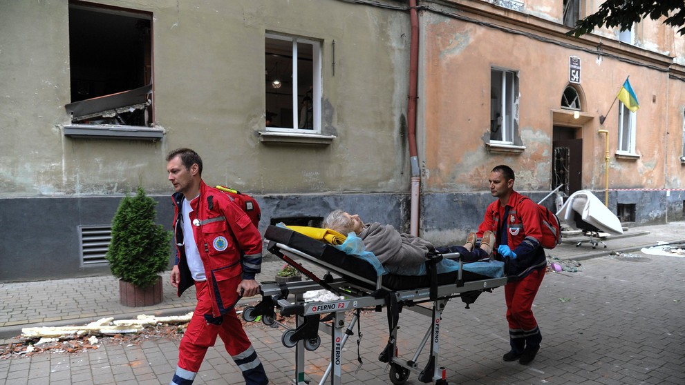 Ruský raketový útok a obytnú budovu v meste Ľvov.