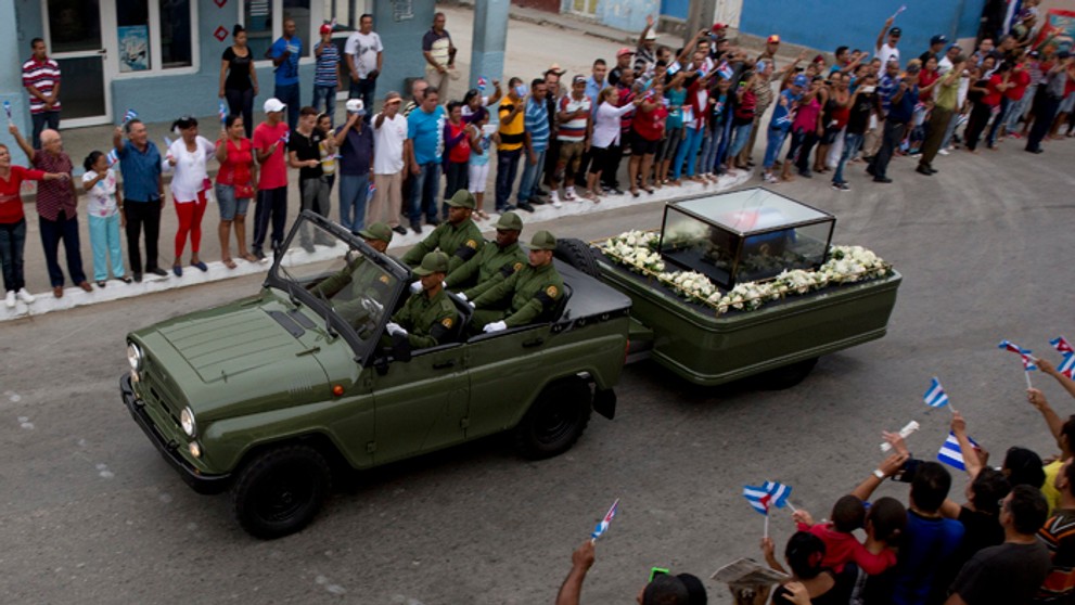 Urna s ostatkami Fidela Castra na vojenskom katafalku.