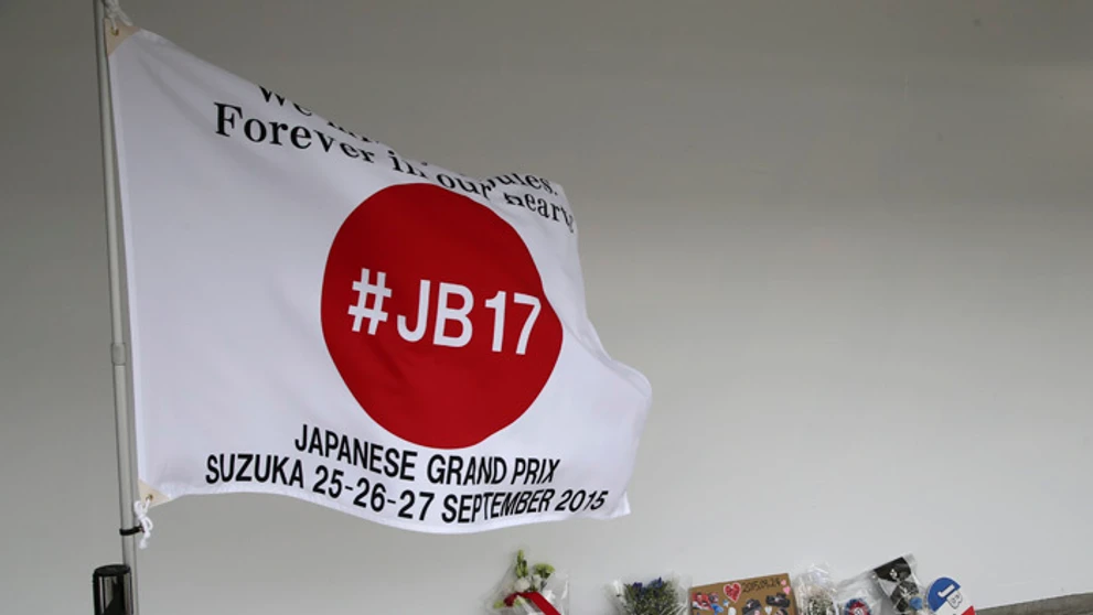 Pri garáži stajne Marussia v Suzuke začali pribúdať kvety a spomienkové predmety.