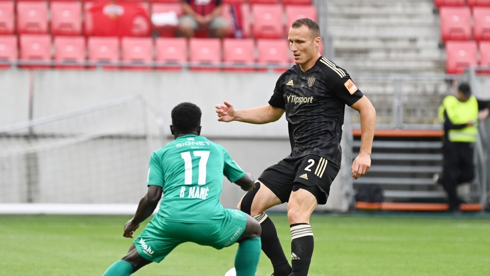 Na snímke vpravo hráč Trnavy Lukáš Štetina a hráč Audy El Hadji Mané.