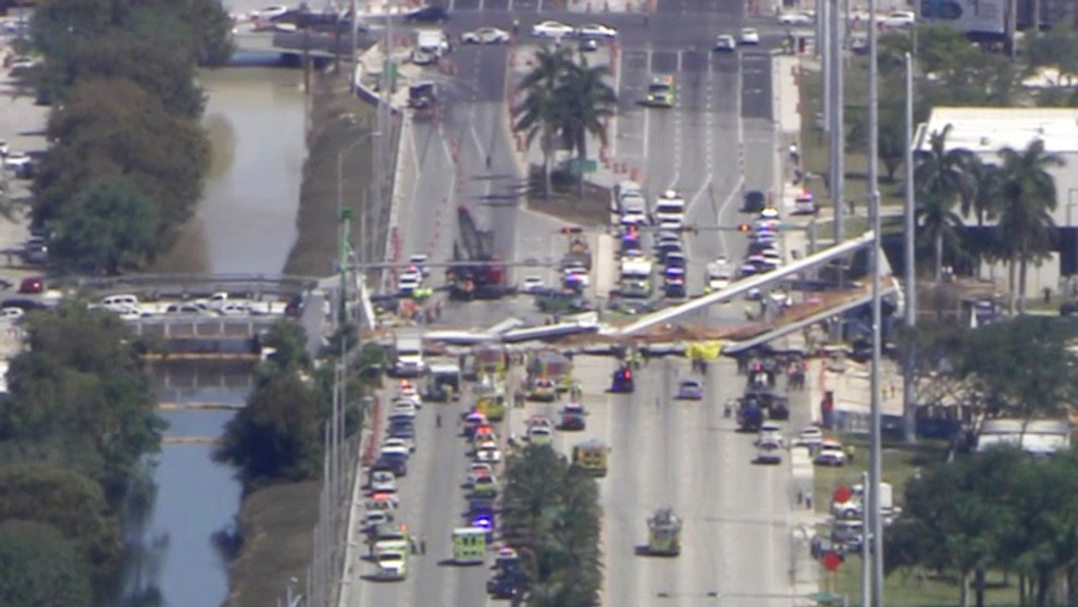 V Miami sa zrútil most pre peších.