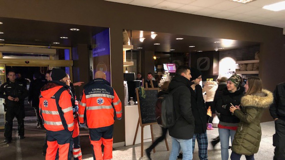 Evakuovaní obyvatelia internátu pri Slovnafte po požiari.