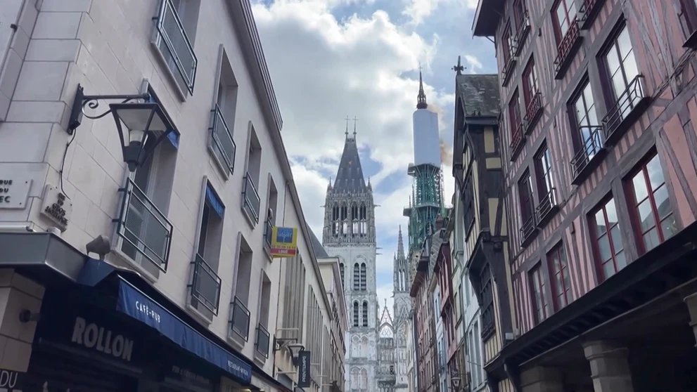 Požiar katedrály v meste Rouen