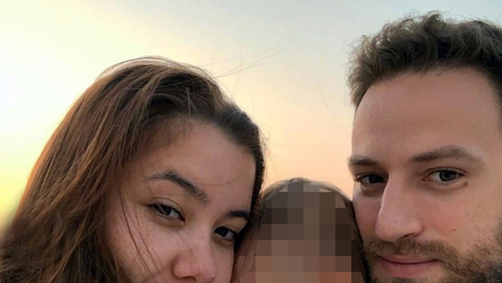 Na archívnej snímke Caroline Crouchová s manželom Charalambosom Anagnostopulos a dieťaťom..