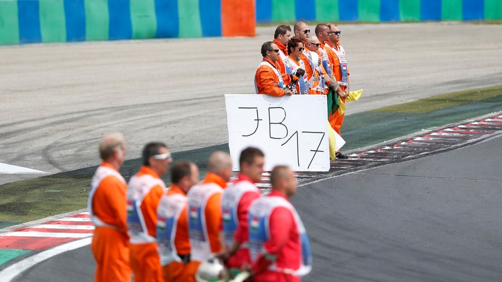 Zosnulého pretekára Julesa Bianchiho si pripomenuli aj traťoví komisári.