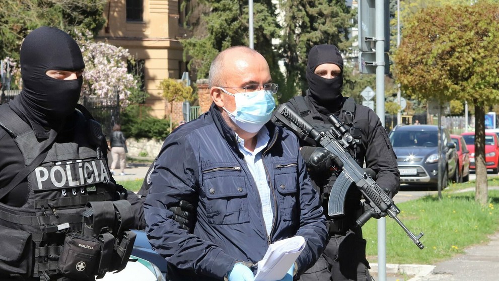 Muž prechádza cez prechod pre chodcov na prázdnej ulici v Teheráne.