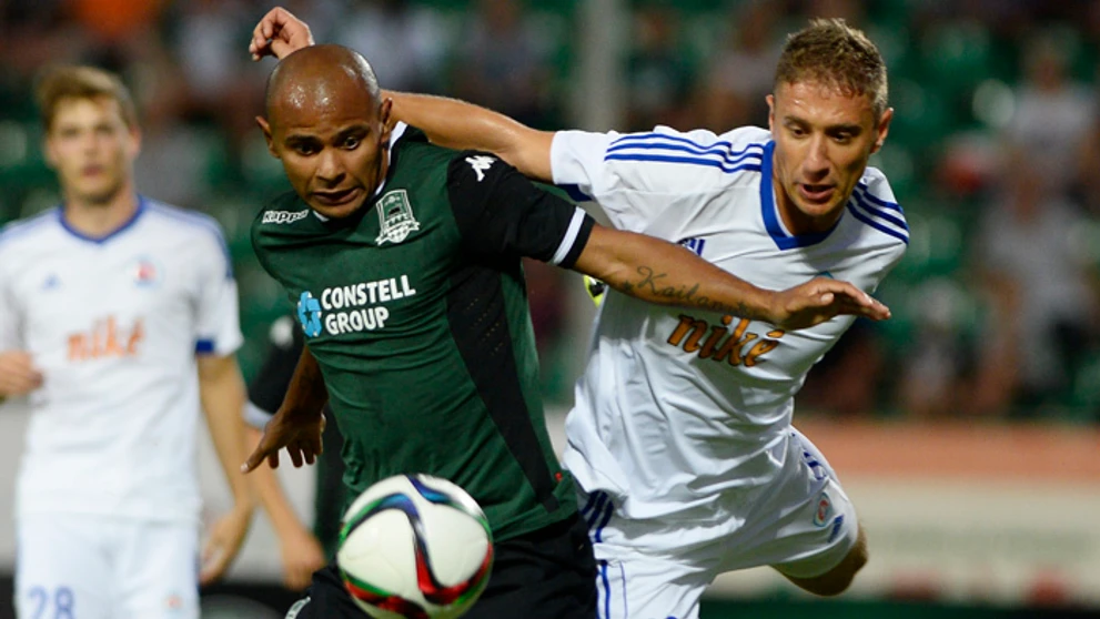 Kornel Saláta (Slovan) a Ari (Krasnodar) v prvom zápase 3. predkola EL UEFA.