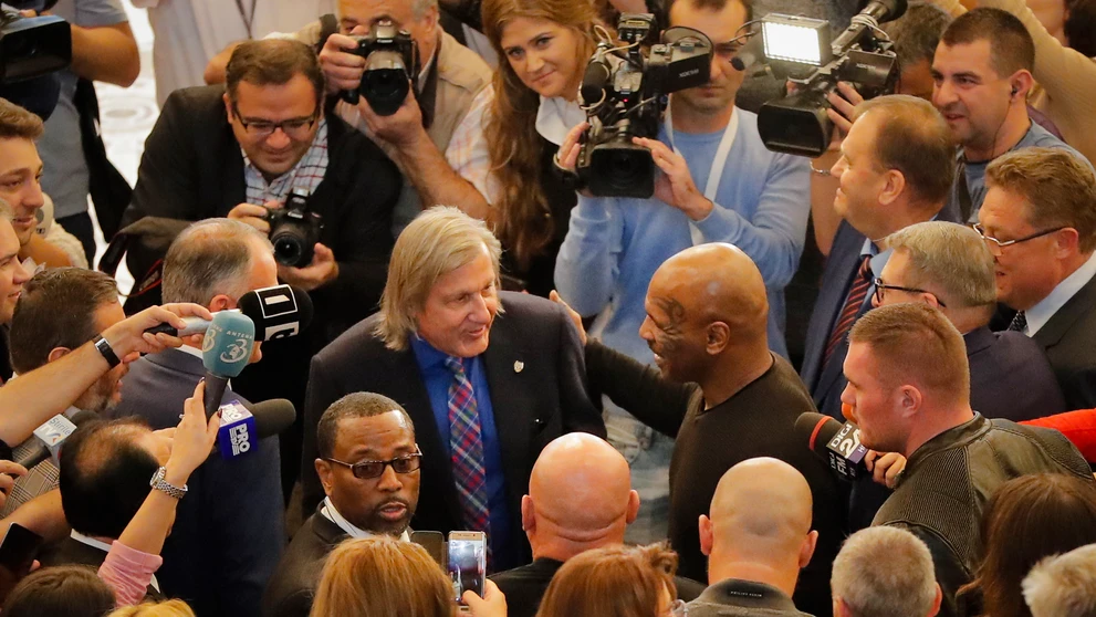 Na snímke uprostred vpravo bývalý americký pästiarsky šampión v ťažkej váhe Mike Tyson a vľavo bývalý rumunský tenista a súčasný