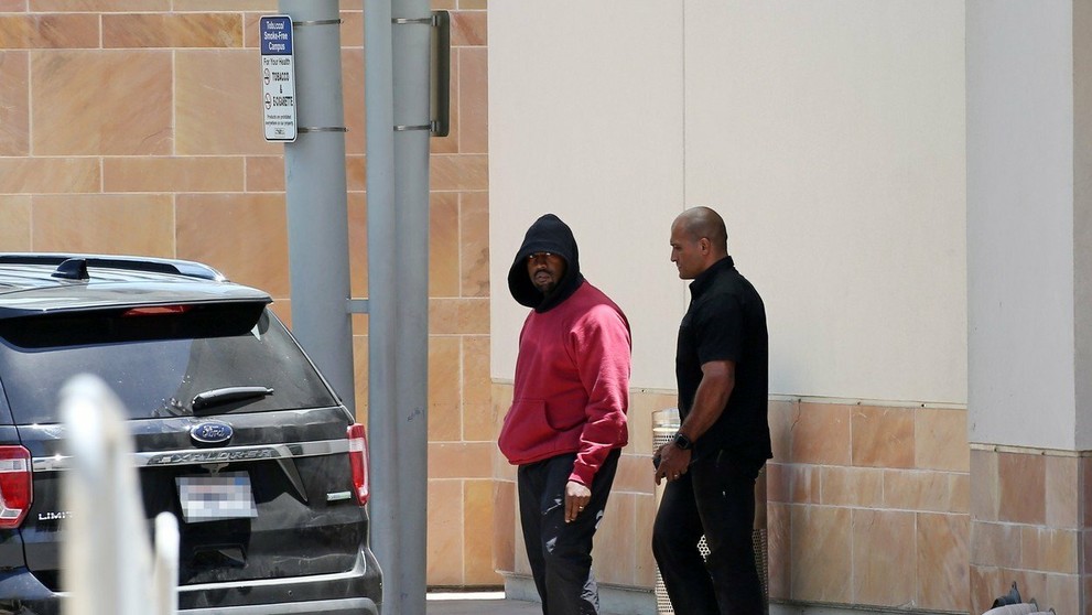 Kim Kardashian a Kanye West na odchode z nemocnice. 