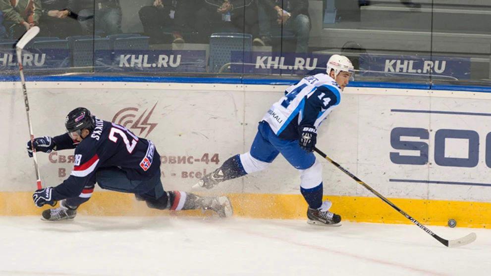 Vľavo Pavol Skalický (Slovan) a vpravo Jevgenij Lisovec (Minsk)