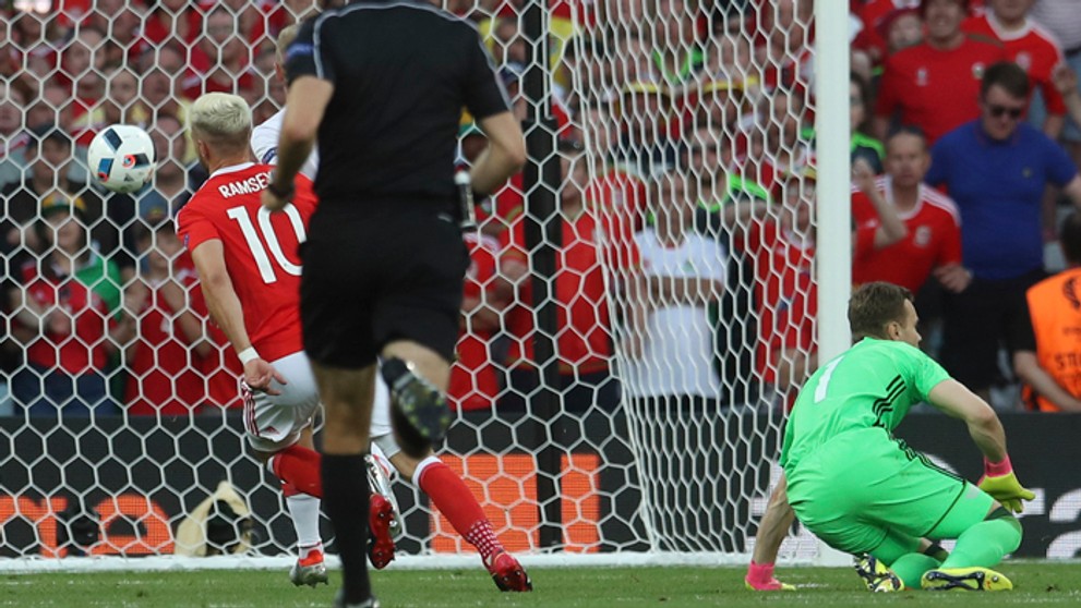 Walesan Aaron Ramsey strieľa gól do ruskej brány.