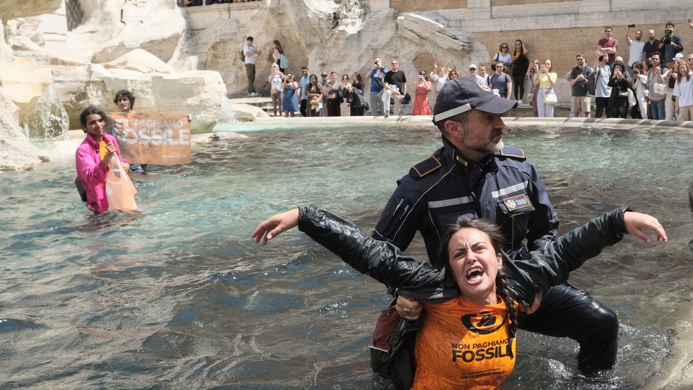 Protest klimatických aktivistov vo Fontáne di Trevi v Ríme.