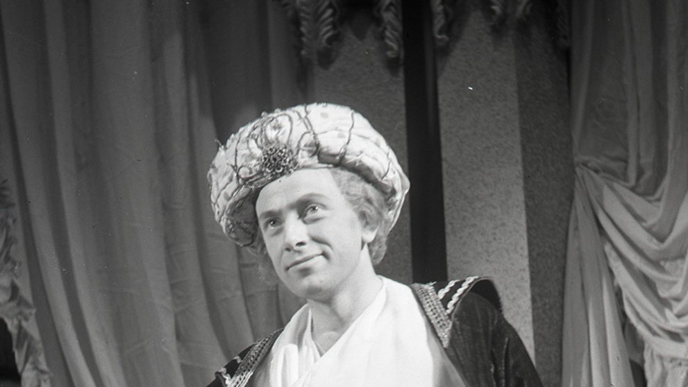 Karol Machata v úlohe Ludmíra v inscenácii satirickej komédie Pán Jowialski . (6. októbra 1955.)